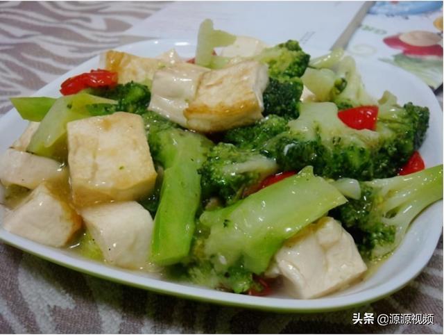 精选美食：蒜香鸡翅、洋葱拌番茄、虾仁冬菇蒸水蛋、西兰花烧豆腐