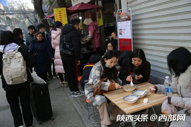 寒冬天气西安街头排长队吃暖胃早餐，店主说出油茶麻花吸引人的秘诀