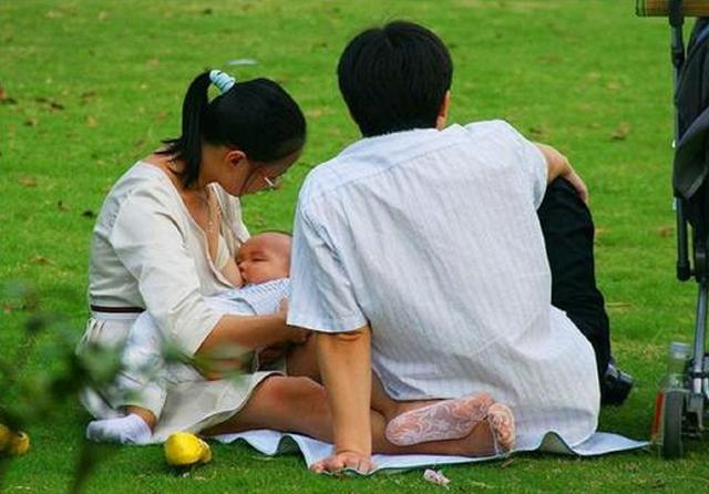 女子在地铁上哺乳，被一旁男子指责没素质，霸气回怼令人陷入沉默