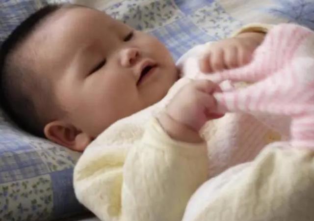 “为啥我家宝宝总爱脱袜子？”，宝妈无奈就医，这原因父母别忽视