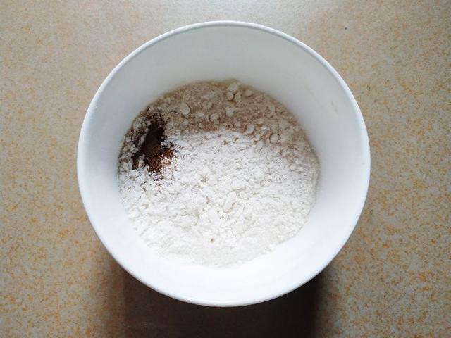 烙饼最忌“揉”，老妈用了几十年烙饼的方法，柔软多层，久放不硬