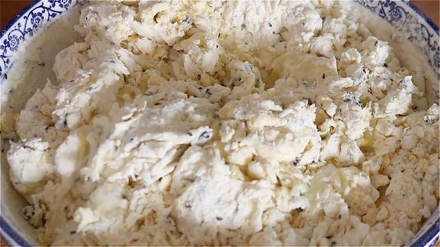 早餐别吃包子了，面粉里加入一把黑芝麻，比包子好吃，营养又美味