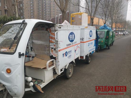 环球网@疫情期间 快递车“扎堆”北京部分小区门口