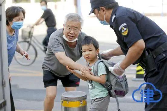 光明网|天津萌娃复课啦！来看今天小学、幼儿园现场图