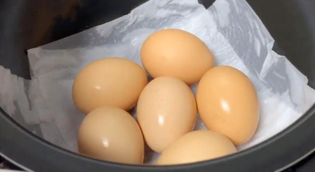 鸡蛋不用水煮了，只需要1张纸，1分钟煮一锅，老嫩适中轻松剥壳
