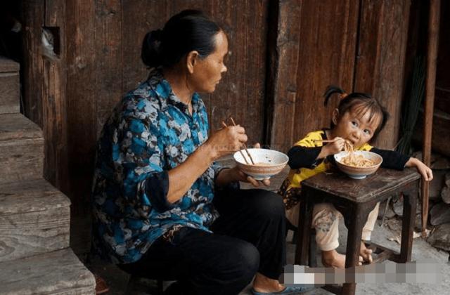 【你的育儿经】奶奶给9岁孙子喂饭，只为让孩子安心玩游戏，隔代亲是爱还是碍？