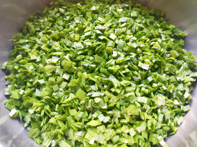 ?调韭菜馅，调料放得越少越好，只放两样就够了，饺子鲜香美味