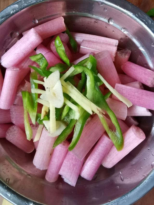 此菜少见但是营养很高，扔锅里炒一炒，清脆爽口真好吃