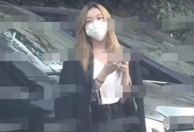 冷无情|14岁李嫣染发穿西装逛街，我只留意身后的李亚鹏，父爱是装不出的