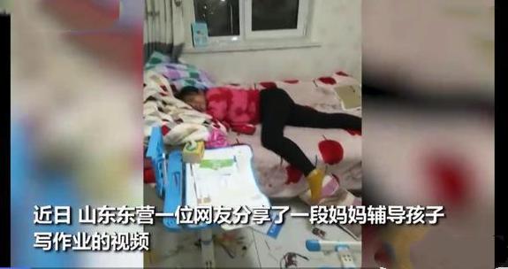 因辅导作业宝妈崩溃趴床痛哭，儿子门口跪地抹泪，网友：能理解