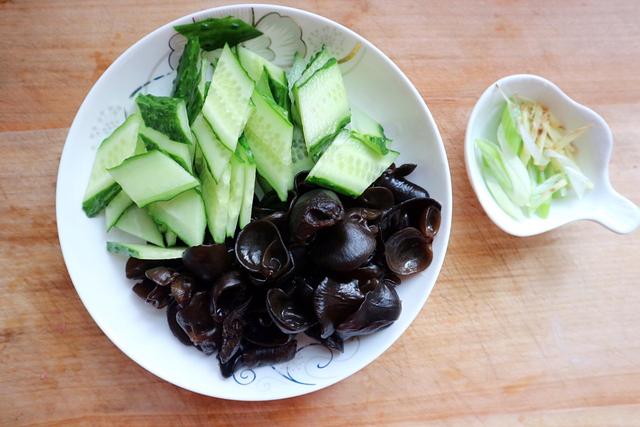 教你好吃又解馋的葱烧木耳炒肉，营养美味超下饭，不愁孩子没胃口