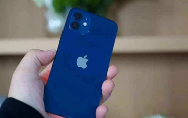 蓝色 iPhone 12“翻车”？冲上热搜，网友吵翻