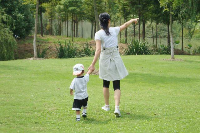 天使宝贝|“妈妈，我们家有钱吗”，三种妈妈的不同回答，可能影响孩子一生