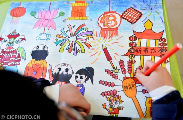 江苏扬州小学生年画课堂迎新年