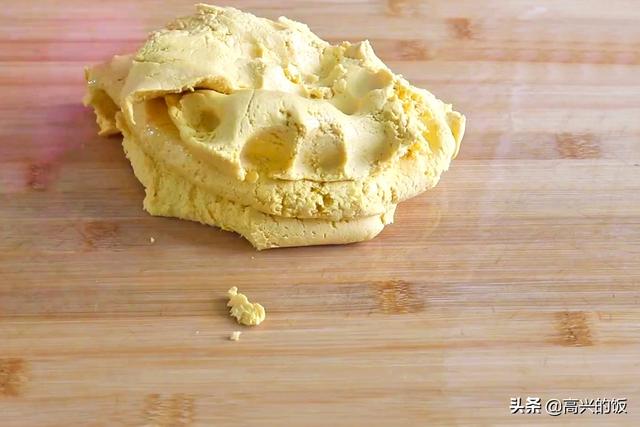 烙南瓜饼，用面粉还是糯米粉？其实都不对，用这个方法，凉了不硬