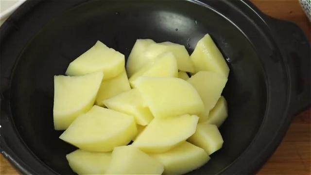 家常粉蒸肉，这样做真好吃，入口软糯，香味扑鼻，一点也不油腻
