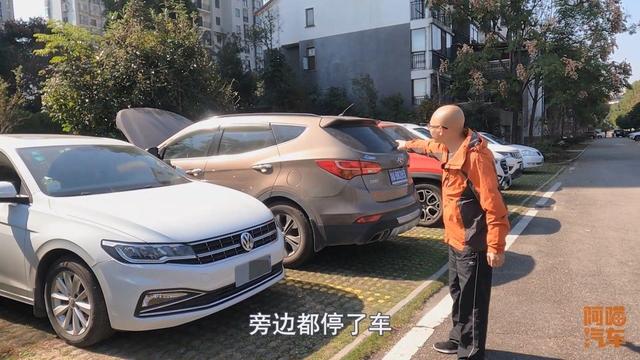 为什么停车要求车头朝外，不信你车头朝内停试试，用车时就尴尬了