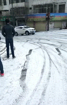 搞笑gif:妹子没事吧,我看好像牙掉了吧