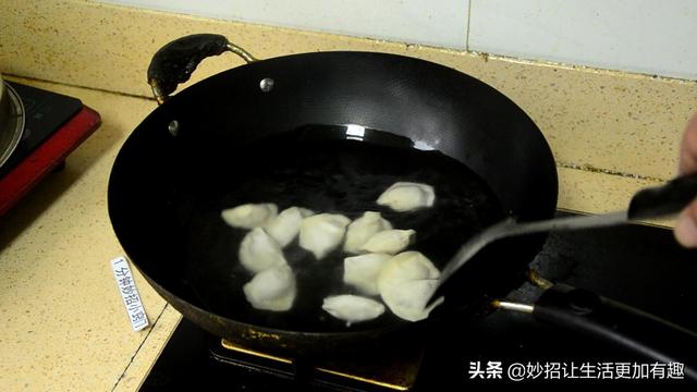 煮速冻水饺时，有人用冷水，有人用开水！教您正确做法，又嫩又滑