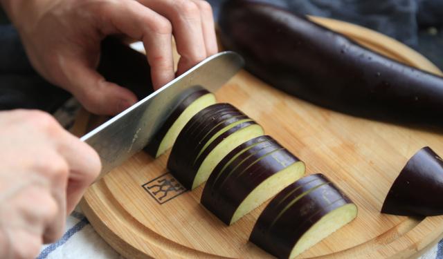 快过年了，多学几道花式菜品，茄子做成灯笼的样子，好吃又好看