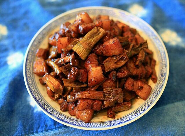 红烧肉加点笋干，香气四溢，回味无穷，一年四季都能吃