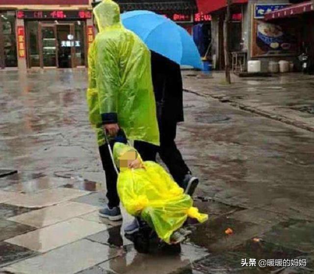 欢喜同堂|突逢下雨，爸爸把2岁女儿“举头顶”挡雨，网友：父爱如山体滑坡