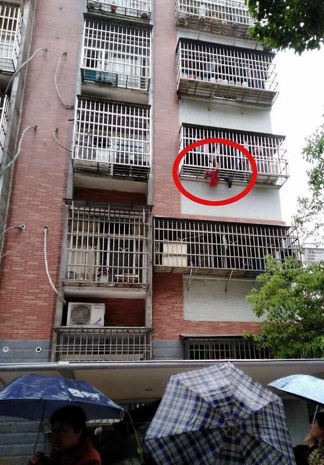「中国经济网」惊险！3岁女童头部被卡防盗窗，身体悬空，家长千万要注意