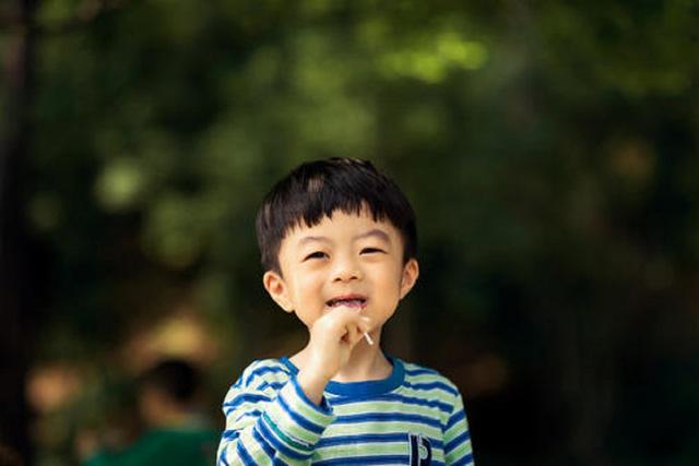 #你的育儿经#吃糖不仅对孩子牙齿不好，还有这些危害，赶紧改正孩子爱吃糖习惯
