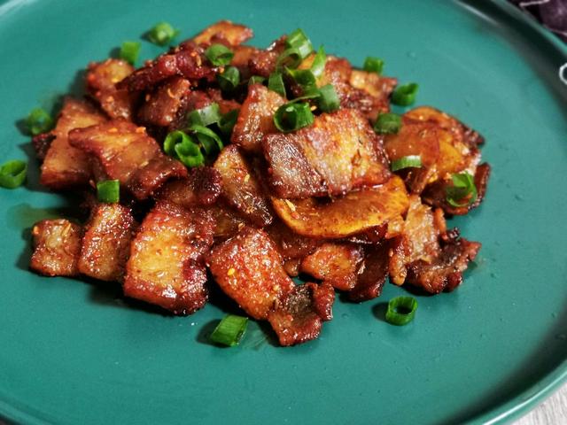 五花肉烤着吃味道更香，肥而不腻，咬一口满嘴的肉香，太过瘾了