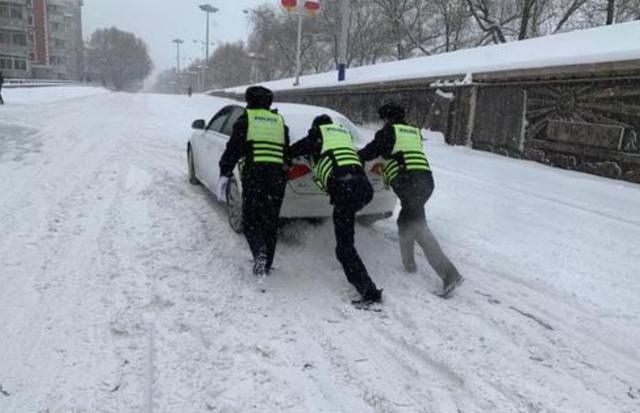 东北一场暴雪，揭开了新能源汽车“遮羞布”，车主开车只能穿棉衣