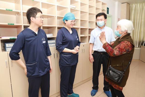 女士|“我想记住你们口罩背后的面容”，新冠康复患者专程回医院致谢护士