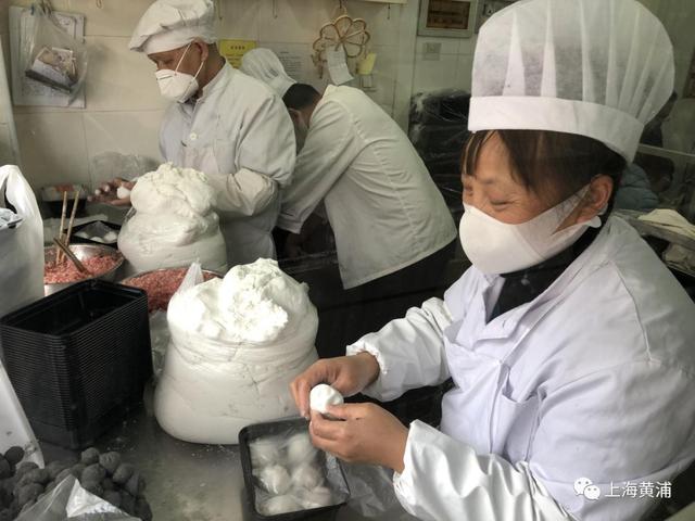 店里|手工汤圆受热捧，师傅说“每天包十一个小时，手都快抽筋了！”