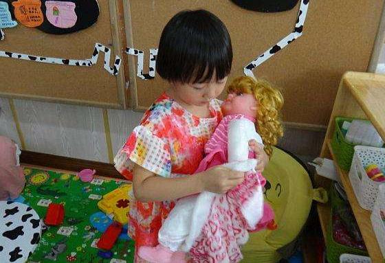 你的育儿经■“我和它是朋友”，妈妈把女儿养的鱼红烧了，女儿边哭边说：真香