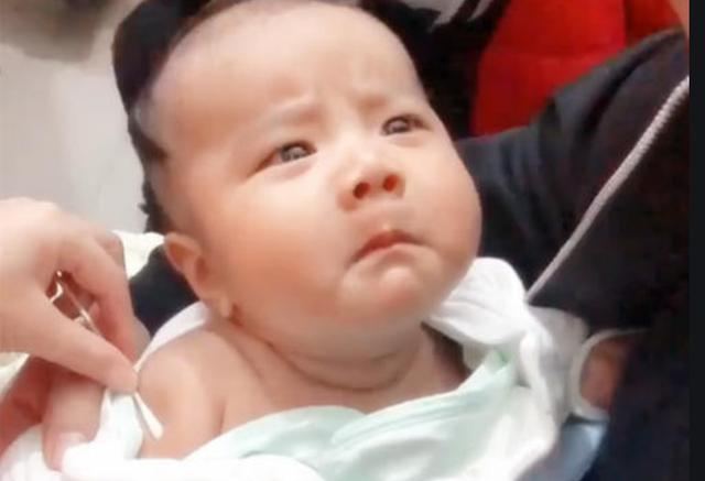 「你的育儿经」宝宝打针偶遇“黑人宝宝”，相视一眼懵了，网友：有新表情包了