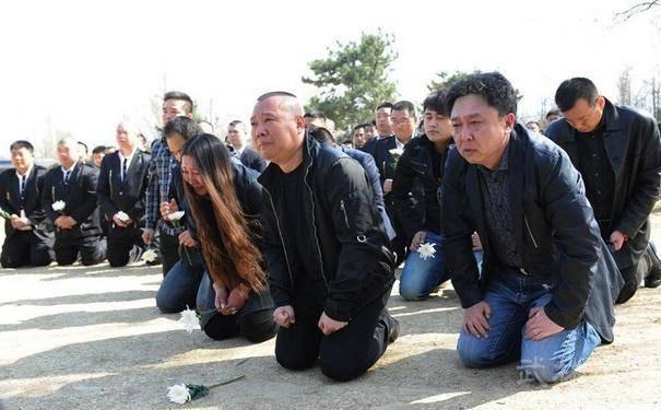 郭德纲拿可乐酸梅汤祭拜恩师，遭人非议，却表示还要送一辈子|fun娱乐