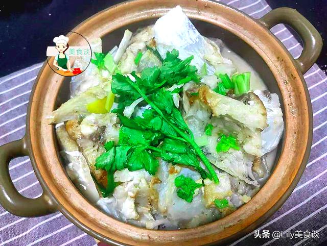 鱼头芋头煲此做法，鲜美滋补，营养高热量足，冷天吃它暖胃又暖身