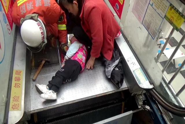 海峡都市报|心惊肉跳！福建2岁幼童玩滑梯时被卡了