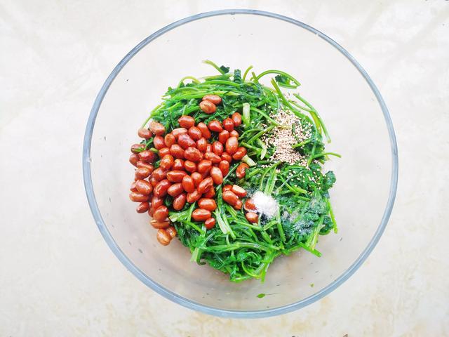 香菜配花生米，几分钟就搞定一盘下酒菜，成本只要几块钱