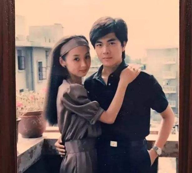 「你的育儿经」“妈，你当年跟我爸拜把子吗”？网友晒出父母的结婚照，当场笑抽