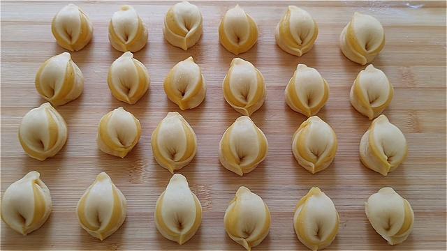 核桃酥这样做太好吃了，外面酥脆直掉渣，内里绵软又香甜，真过瘾