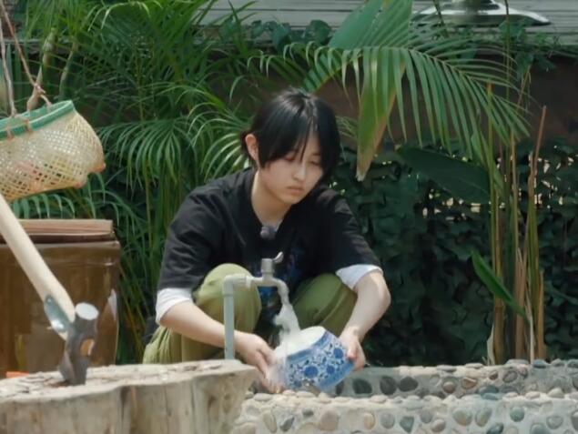 《向往4》黄小厨美食诱人大家就着锅吃,张子枫洗碗透露出小细节开心的笨小孩