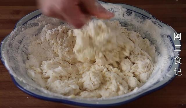 面粉里加2个鸡蛋，学会这样做，柔软拉丝，太香了，出锅瞬间抢光