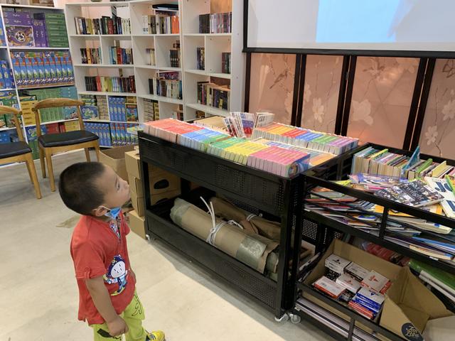北京日报客户端|“六一”书市探访：童书销售火爆 小读者回归书店