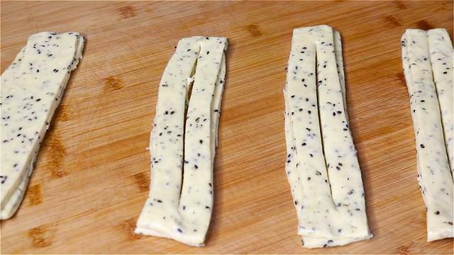 早餐别吃包子了，面粉里加入一把黑芝麻，比包子好吃，营养又美味