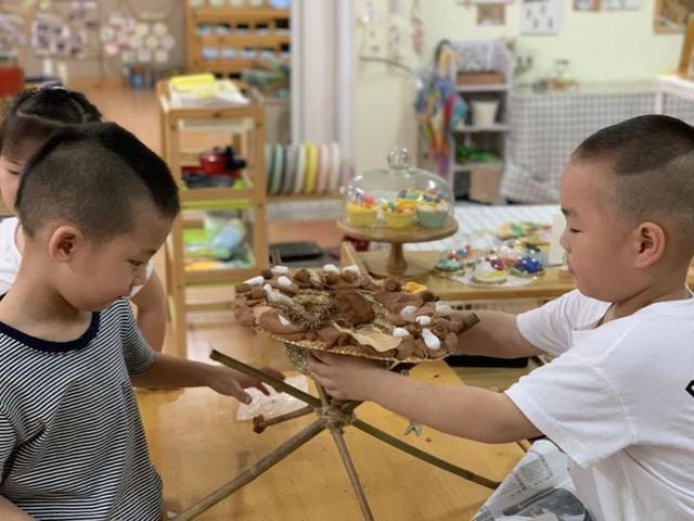 笑看人生|好暖心，幼儿园托班小朋友竟然照顾起了“小宝宝”