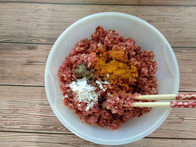 爱吃牛肉馅饼不用去买，按照此法自己做，薄皮大馅不油腻