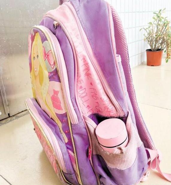 「你的育儿经」8岁女儿半夜做噩梦，嘴里念念有词说书包破了，爸爸看后哭成泪人