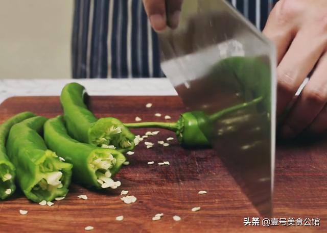 虎皮青椒这样做才好吃，加入豆豉简单炒制，鲜香入味，家人都爱吃