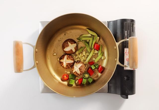 豆腐的100种做法之一，烹饪简单营养丰富，热乎乎吃一大碗，香