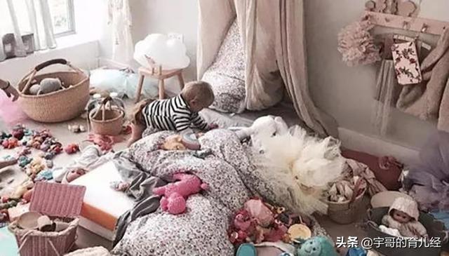 『超级宝妈』一岁多宝宝乱扔东西，妈妈头疼不已，网友：别怕，宝宝正在变聪明